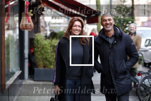 Amsterdam 17 december 2018
Ruud Gullit met zijn vriendin Karin de Rooij in Amsterdam zuid.