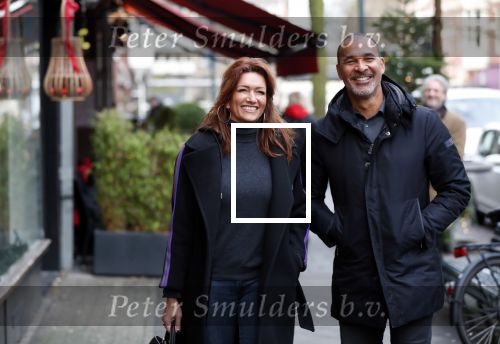 Amsterdam 17 december 2018
Ruud Gullit met zijn vriendin Karin de Rooij in Amsterdam zuid.
