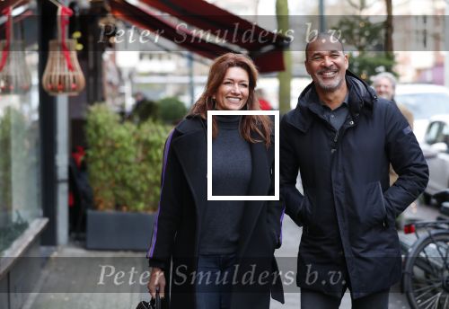 Amsterdam 17 december 2018
Ruud Gullit met zijn vriendin Karin de Rooij in Amsterdam zuid.