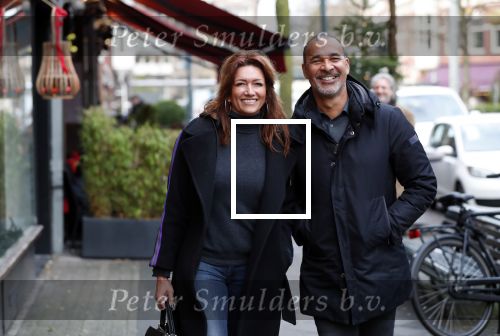 Amsterdam 17 december 2018
Ruud Gullit met zijn vriendin Karin de Rooij in Amsterdam zuid.