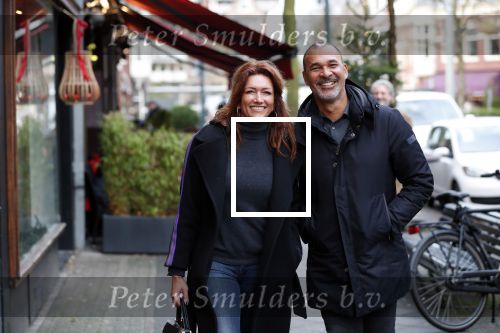 Amsterdam 17 december 2018
Ruud Gullit met zijn vriendin Karin de Rooij in Amsterdam zuid.