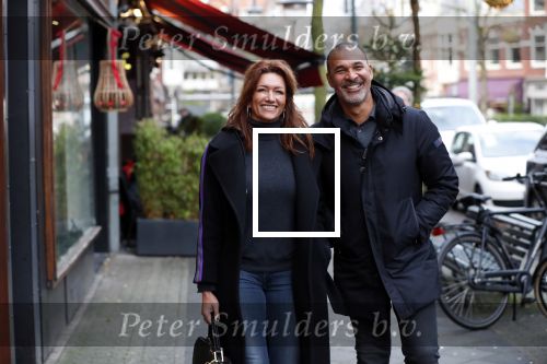 Amsterdam 17 december 2018
Ruud Gullit met zijn vriendin Karin de Rooij in Amsterdam zuid.