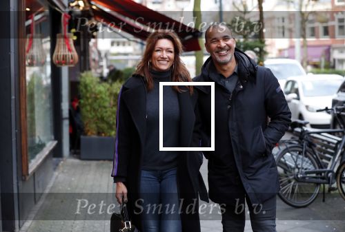 Amsterdam 17 december 2018
Ruud Gullit met zijn vriendin Karin de Rooij in Amsterdam zuid.