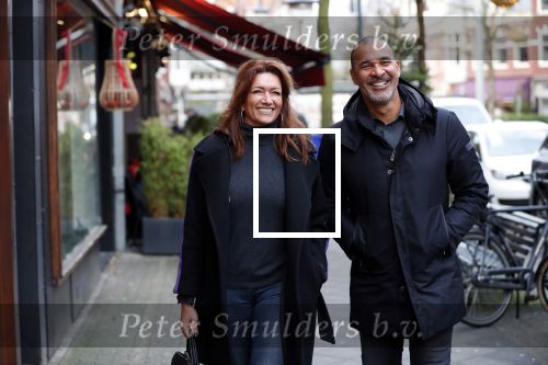 Amsterdam 17 december 2018
Ruud Gullit met zijn vriendin Karin de Rooij in Amsterdam zuid.