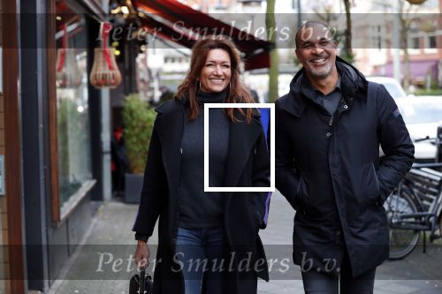 Amsterdam 17 december 2018
Ruud Gullit met zijn vriendin Karin de Rooij in Amsterdam zuid.