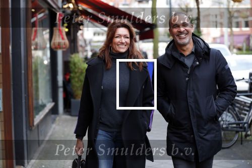 Amsterdam 17 december 2018
Ruud Gullit met zijn vriendin Karin de Rooij in Amsterdam zuid.