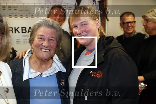 Puttershoek 8 december 2018
Presentatie boek Kees Verkerk. Ard Schenk en zijn vrouw krijgen allebei het eerste boek overhandigd. Sjoukje Dijkstra met dochter