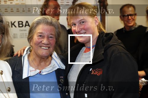 Puttershoek 8 december 2018
Presentatie boek Kees Verkerk. Ard Schenk en zijn vrouw krijgen allebei het eerste boek overhandigd. Sjoukje Dijkstra met dochter