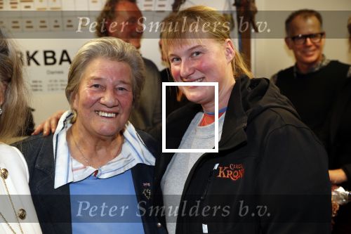 Puttershoek 8 december 2018
Presentatie boek Kees Verkerk. Ard Schenk en zijn vrouw krijgen allebei het eerste boek overhandigd. Sjoukje Dijkstra met dochter
