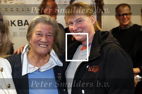 Puttershoek 8 december 2018
Presentatie boek Kees Verkerk. Ard Schenk en zijn vrouw krijgen allebei het eerste boek overhandigd. Sjoukje Dijkstra met dochter