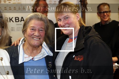 Puttershoek 8 december 2018
Presentatie boek Kees Verkerk. Ard Schenk en zijn vrouw krijgen allebei het eerste boek overhandigd. Sjoukje Dijkstra met dochter