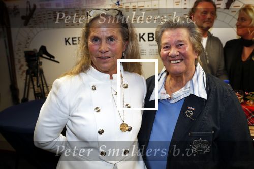 Puttershoek 8 december 2018
Presentatie boek Kees Verkerk. Ard Schenk en zijn vrouw krijgen allebei het eerste boek overhandigd. Sjoukje Dijkstra