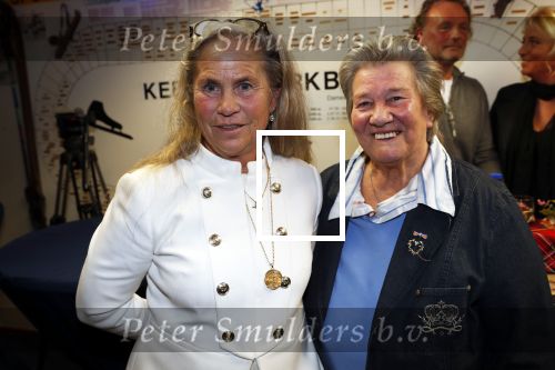 Puttershoek 8 december 2018
Presentatie boek Kees Verkerk. Ard Schenk en zijn vrouw krijgen allebei het eerste boek overhandigd. Sjoukje Dijkstra