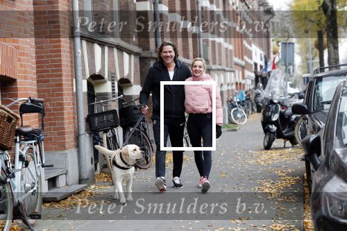 Amsterdam 22 november 2018
Sonja Bakker met vriend Barry Suijdam aan de wandel met hun hond in Amsterdam zuid.