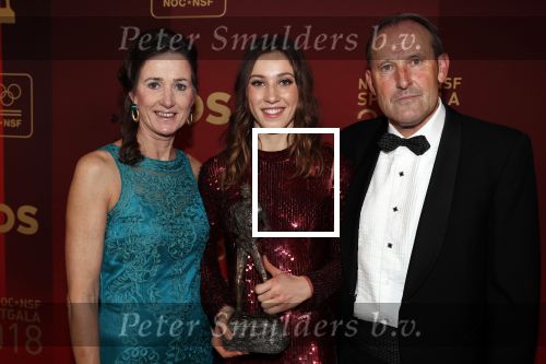 Amsterdam 19 december 2018
Sportman van het jaar verkiezing in afas live. Kjeld Nuis met Sportvrouw van het Jaar 2018 Suzanne Schulting, gehandicapte sporter van het Jaar 2018 Bibian Mentel en de coaches van het Jaar 2018 Jac Orie en Raemon Sluijter De baanwielrenners werden ploeg van het jaar, Marianne Timmer kreeg een ouvre prijs en Rico Verhoeven werd door de Zapp kijkers gekozen tot meest populaire sporter. Suzanne Schulting met ouders zussen vriendinnen en vriend