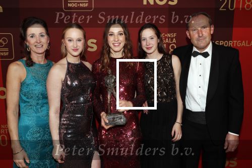 Amsterdam 19 december 2018
Sportman van het jaar verkiezing in afas live. Kjeld Nuis met Sportvrouw van het Jaar 2018 Suzanne Schulting, gehandicapte sporter van het Jaar 2018 Bibian Mentel en de coaches van het Jaar 2018 Jac Orie en Raemon Sluijter De baanwielrenners werden ploeg van het jaar, Marianne Timmer kreeg een ouvre prijs en Rico Verhoeven werd door de Zapp kijkers gekozen tot meest populaire sporter. Suzanne Schulting met ouders zussen vriendinnen en vriend
