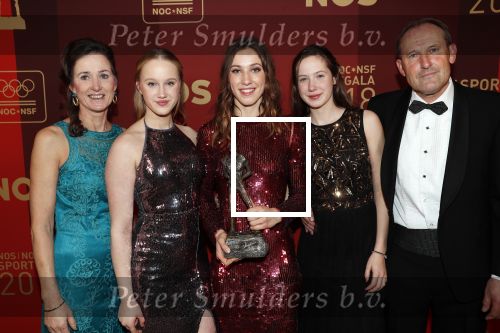 Amsterdam 19 december 2018
Sportman van het jaar verkiezing in afas live. Kjeld Nuis met Sportvrouw van het Jaar 2018 Suzanne Schulting, gehandicapte sporter van het Jaar 2018 Bibian Mentel en de coaches van het Jaar 2018 Jac Orie en Raemon Sluijter De baanwielrenners werden ploeg van het jaar, Marianne Timmer kreeg een ouvre prijs en Rico Verhoeven werd door de Zapp kijkers gekozen tot meest populaire sporter. Suzanne Schulting met ouders zussen vriendinnen en vriend
