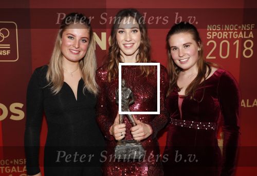 Amsterdam 19 december 2018
Sportman van het jaar verkiezing in afas live. Kjeld Nuis met Sportvrouw van het Jaar 2018 Suzanne Schulting, gehandicapte sporter van het Jaar 2018 Bibian Mentel en de coaches van het Jaar 2018 Jac Orie en Raemon Sluijter De baanwielrenners werden ploeg van het jaar, Marianne Timmer kreeg een ouvre prijs en Rico Verhoeven werd door de Zapp kijkers gekozen tot meest populaire sporter. Suzanne Schulting met ouders zussen vriendinnen en vriend