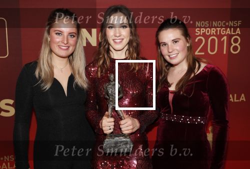 Amsterdam 19 december 2018
Sportman van het jaar verkiezing in afas live. Kjeld Nuis met Sportvrouw van het Jaar 2018 Suzanne Schulting, gehandicapte sporter van het Jaar 2018 Bibian Mentel en de coaches van het Jaar 2018 Jac Orie en Raemon Sluijter De baanwielrenners werden ploeg van het jaar, Marianne Timmer kreeg een ouvre prijs en Rico Verhoeven werd door de Zapp kijkers gekozen tot meest populaire sporter. Suzanne Schulting met ouders zussen vriendinnen en vriend