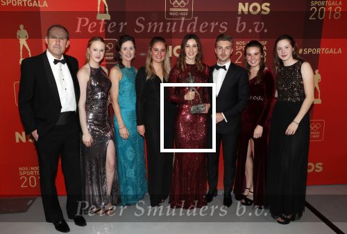 Amsterdam 19 december 2018
Sportman van het jaar verkiezing in afas live. Kjeld Nuis met Sportvrouw van het Jaar 2018 Suzanne Schulting, gehandicapte sporter van het Jaar 2018 Bibian Mentel en de coaches van het Jaar 2018 Jac Orie en Raemon Sluijter De baanwielrenners werden ploeg van het jaar, Marianne Timmer kreeg een ouvre prijs en Rico Verhoeven werd door de Zapp kijkers gekozen tot meest populaire sporter. Suzanne Schulting met ouders zussen vriendinnen en vriend