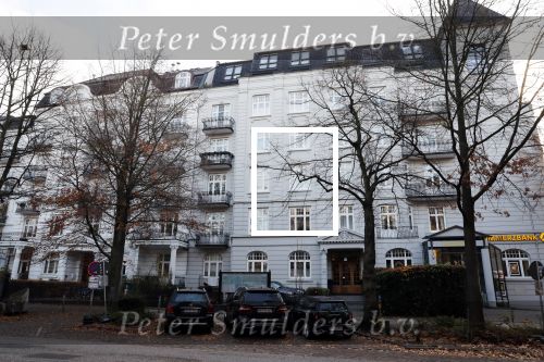 Hamburg 18 november 2018
Sylvie Meis blijft jhele dag binnen in haar huis/appartement en laat sushi bezorgen.