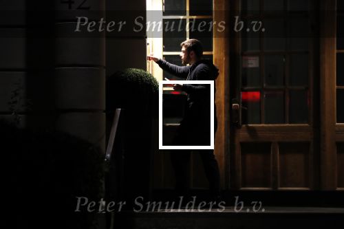 Hamburg 18 november 2018
Sylvie Meis blijft jhele dag binnen in haar huis/appartement en laat sushi bezorgen.