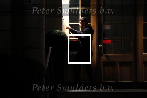 Hamburg 18 november 2018
Sylvie Meis blijft jhele dag binnen in haar huis/appartement en laat sushi bezorgen.