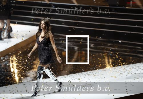 Amsterdam 11 december 2018
Modeshow Nikkie Plessen in AFAS live met div artiesten . Martin Garrix op de tribune bij modeshow van waar zijn vriendin Charelle Schriek mee loopt. Talissa Benamou