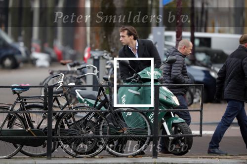 Amsterdam 25 november 2018
Thierry Baudet vertrekt vanaf zijn huis naar het programma buitenhof van Paul Witteman.