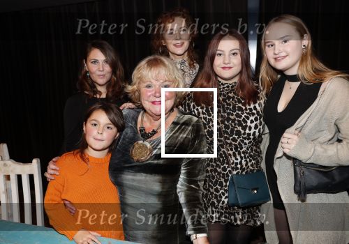 Hilversum 3 december 2018
Tineke de Nooij krijgt ouvre award bij beeld en geluid. Tineke met dochters en kleinkinderen