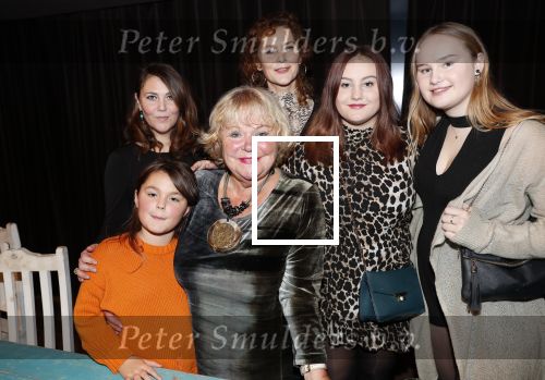 Hilversum 3 december 2018
Tineke de Nooij krijgt ouvre award bij beeld en geluid. Tineke met dochters en kleinkinderen