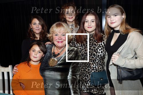 Hilversum 3 december 2018
Tineke de Nooij krijgt ouvre award bij beeld en geluid. Tineke met dochters en kleinkinderen