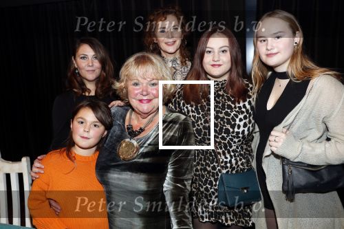 Hilversum 3 december 2018
Tineke de Nooij krijgt ouvre award bij beeld en geluid. Tineke met dochters en kleinkinderen