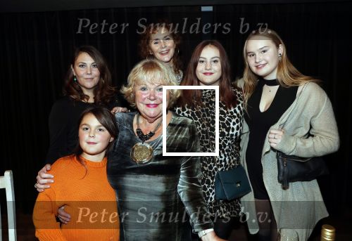 Hilversum 3 december 2018
Tineke de Nooij krijgt ouvre award bij beeld en geluid. Tineke met dochters en kleinkinderen