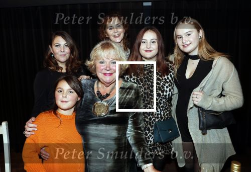 Hilversum 3 december 2018
Tineke de Nooij krijgt ouvre award bij beeld en geluid. Tineke met dochters en kleinkinderen