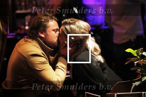 Amsterdam  29 november 2018
Wesly Bronkhorst betrapt met zijn nieuwe vriendin in een bruin cafe in Amsterdam.