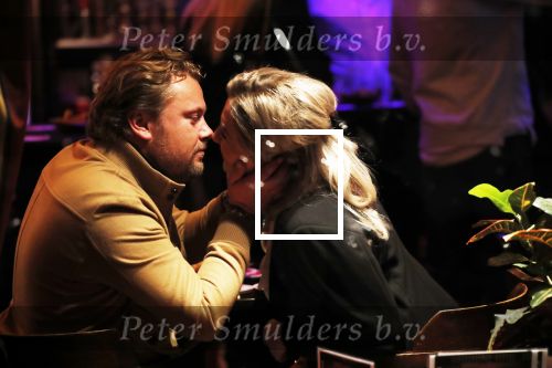 Amsterdam  29 november 2018
Wesly Bronkhorst betrapt met zijn nieuwe vriendin in een bruin cafe in Amsterdam.