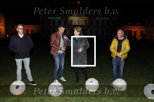 Soestdijk Baarn 6 december 2018
Kick off voor KWF aktie met lampionnen bij paleis Soestdijk . oa Wilfred Genee Coosje Smid Mirella v Markus Jeroen Snel en Andre v d Toorn doen mee.