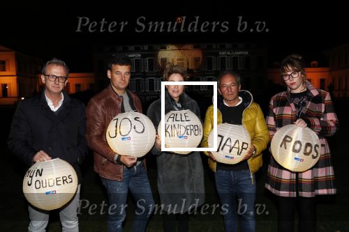 Soestdijk Baarn 6 december 2018
Kick off voor KWF aktie met lampionnen bij paleis Soestdijk . oa Wilfred Genee Coosje Smid Mirella v Markus Jeroen Snel en Andre v d Toorn doen mee.
