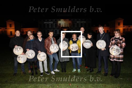 Soestdijk Baarn 6 december 2018
Kick off voor KWF aktie met lampionnen bij paleis Soestdijk . oa Wilfred Genee Coosje Smid Mirella v Markus Jeroen Snel en Andre v d Toorn doen mee.