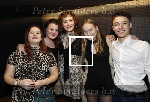 Hilversum 3 december 2018
Tineke de Nooij krijgt ouvre award bij beeld en geluid. dochter Tineke de Nooij met kinderen
