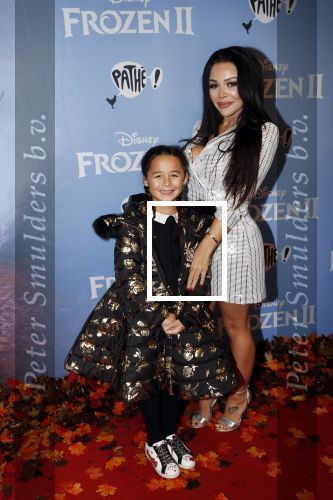 Amsterdam 16 november 2019
Premiere Frozen 2 in Tuschinski. Amanda Balk met dochter