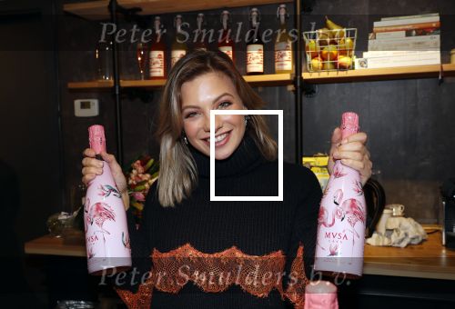 Beverwijk 23 november 2019
Opening winkel van Moise Trustfull in het centrum van Beverwijk.
Haar vader Orlando en moeder Quinty zijn natuurlijk aanwezig. Amber Delil