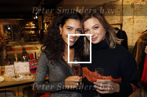 Beverwijk 23 november 2019
Opening winkel van Moise Trustfull in het centrum van Beverwijk.
Haar vader Orlando en moeder Quinty zijn natuurlijk aanwezig. Amber Delil