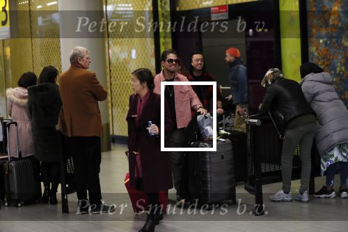 Schiphol 29 november 2019
Andre Hazes en zijn neef/vriend Djarno Hofland arriveren op schiphol nadat ze samen in New York NY zijn geweest. De moederf van Djarno staat ze op te wachten.