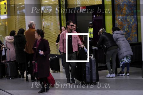 Schiphol 29 november 2019
Andre Hazes en zijn neef/vriend Djarno Hofland arriveren op schiphol nadat ze samen in New York NY zijn geweest. De moederf van Djarno staat ze op te wachten.