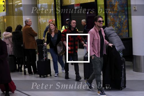 Schiphol 29 november 2019
Andre Hazes en zijn neef/vriend Djarno Hofland arriveren op schiphol nadat ze samen in New York NY zijn geweest. De moederf van Djarno staat ze op te wachten.