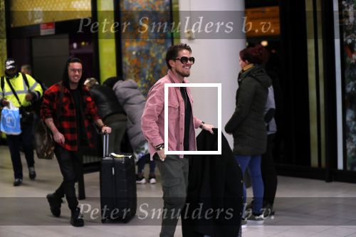 Schiphol 29 november 2019
Andre Hazes en zijn neef/vriend Djarno Hofland arriveren op schiphol nadat ze samen in New York NY zijn geweest. De moederf van Djarno staat ze op te wachten.
