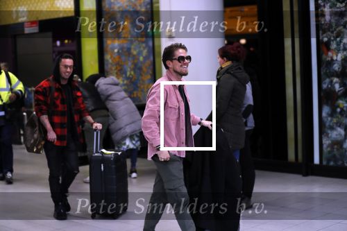 Schiphol 29 november 2019
Andre Hazes en zijn neef/vriend Djarno Hofland arriveren op schiphol nadat ze samen in New York NY zijn geweest. De moederf van Djarno staat ze op te wachten.