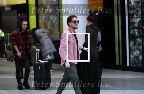 Schiphol 29 november 2019
Andre Hazes en zijn neef/vriend Djarno Hofland arriveren op schiphol nadat ze samen in New York NY zijn geweest. De moederf van Djarno staat ze op te wachten.